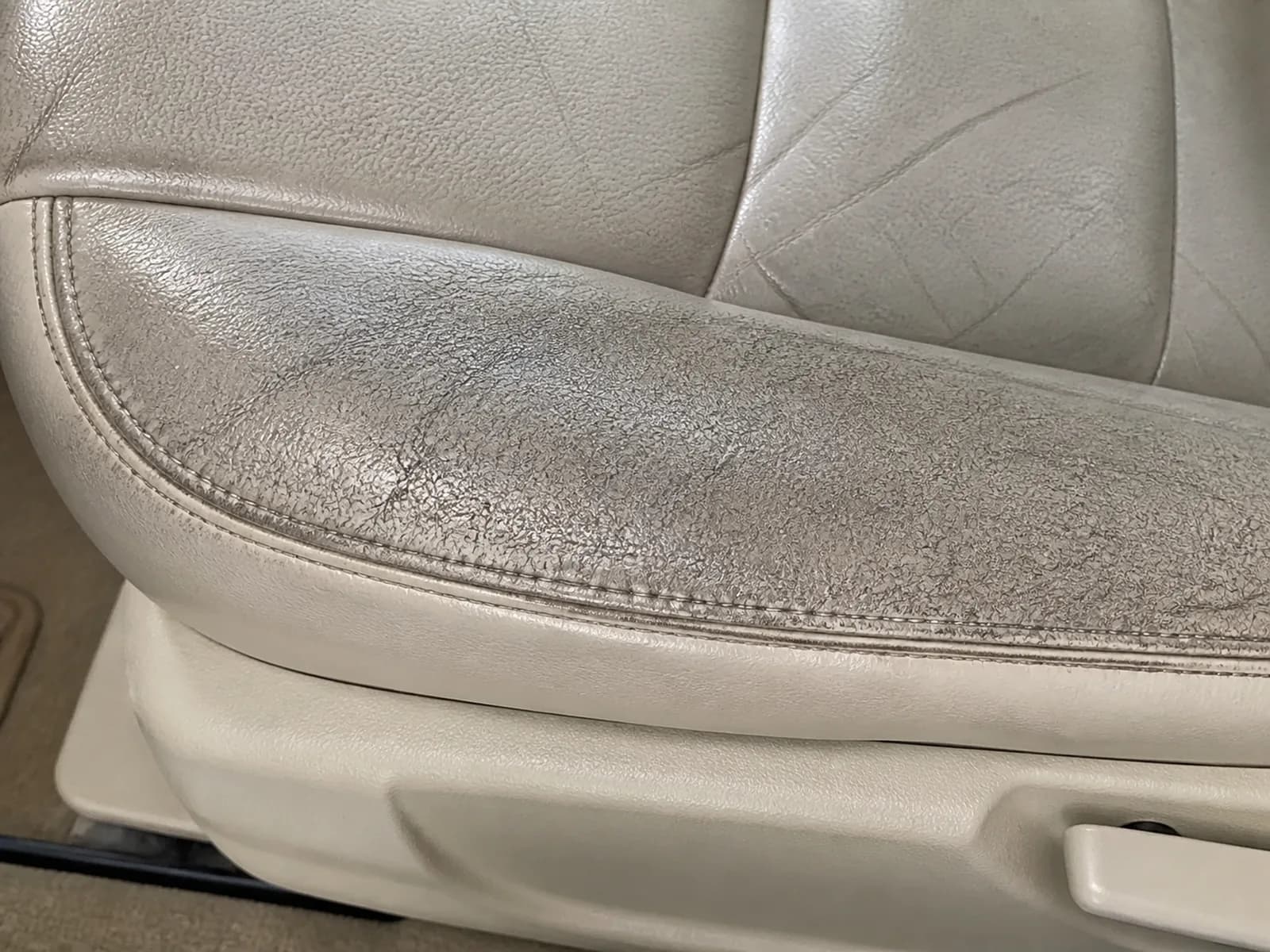 Beige Ledersitzwange, vergraut und ausgetrocknet